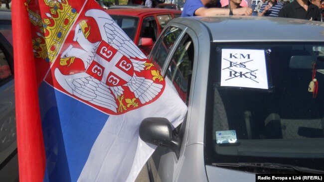 Një protestë e serbëve në veri të Mitrovicës kundër targave të Kosovës. Foto nga arkivi