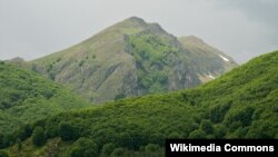 Планината Јабланица, гледана од селото Горна Белица.