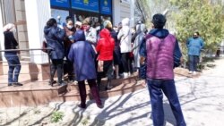 "Нұр Отанның" Қызылордадағы бөлімшесі алдына жиналған адамдар. 10 сәуір 2020 жыл.