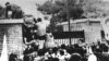دانشجویان موسوم به &laquo;پیرو خط امام&raquo; در حال بالا رفتن از دیوار سفارت آمریکا در ۱۳ آبان ۵۸