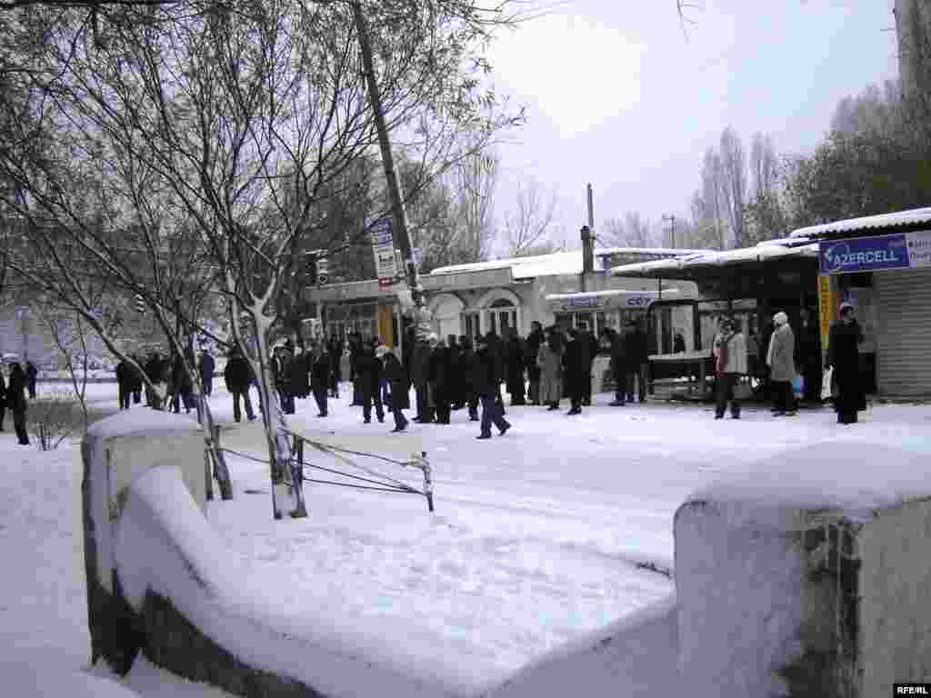 Avtobus dayanacağında gözləyənlərin gözləri yolda qalıb