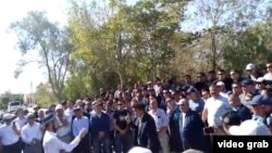 The protesters rallied in front of the mayor's office Zhanaozen, challenging Kazakhstan’s plans to build dozens of industrial facilities in the country with China's financial assistance.