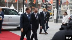 EU komesar za proširenje Oliver Varheji i premijer tehničke Vlade Severne Makedonije Oliver Spasovski u Skoplju, 15. januar 2020. 