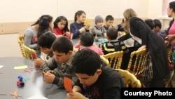 Arhivska fotografija djece u školi u Kirgistanu