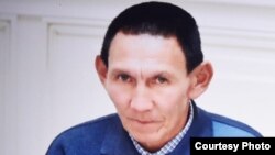 Активист Галы Бактыбаев. Он был убит выстрелом в голову на пороге собственного дома в посёлке Атасу в мае 2019 года