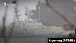 Український військовий катер в порту Керчі, 4 грудня 2018 року