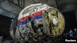 Реконструкция фрагмента фюзеляжа MH17 на месте объявления итогов расследования в Голландии, 13 октября 2015 года.