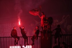 Фенове празнуват 19-ата титла на отбора извън стадиона