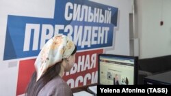 В предвыборном избирательном штабе Путина в Грозном. Архивное фото