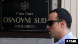 Petar Komnenić ispred Osnovnog suda u Podgorici, foto: Savo Prelević