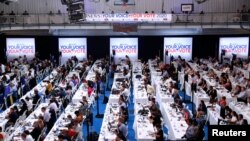 Újságírók figyelik Houstonban a demokraták előválasztásának harmadik elnökjelölti vitáját 2019. szeptember 12-én.