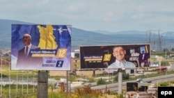 Billborde të partive politike gjatë fushatës për zgjedhjet parlamentare në Kosovë.