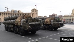Армения - Ракетные системы были продемонстрированы во время репетиции военного парада на площади Республики в Ереване. 