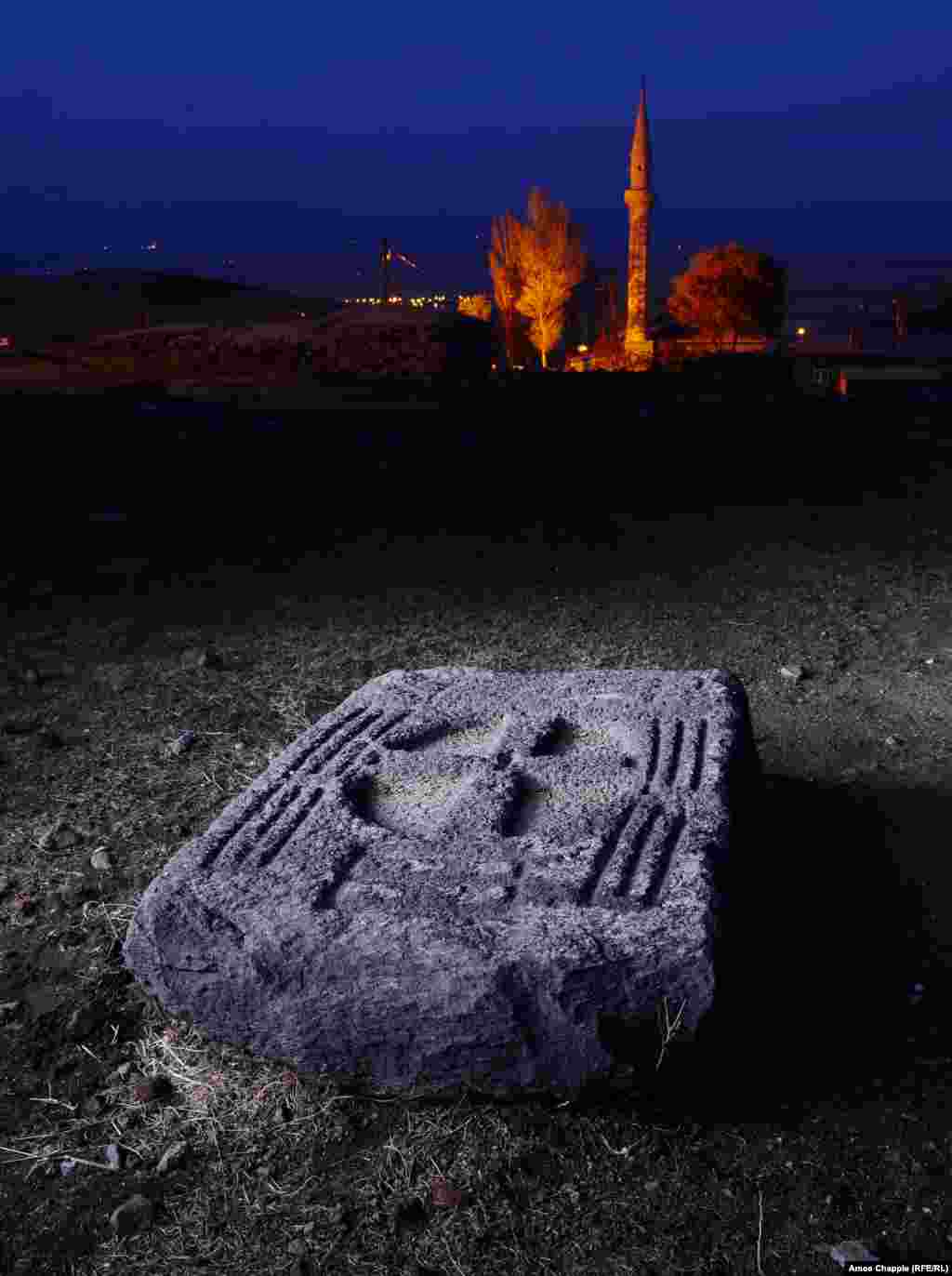 Хачкар на месте ныне разрушенного монастыря в Козлуце. Хачкары - традиционные армянские произведения искусства, вырезанные из камня, которыми отмечают святые места.