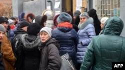 Переселенці у черзі за допомогою з Польщі, Харків, 19 грудня 2014 року