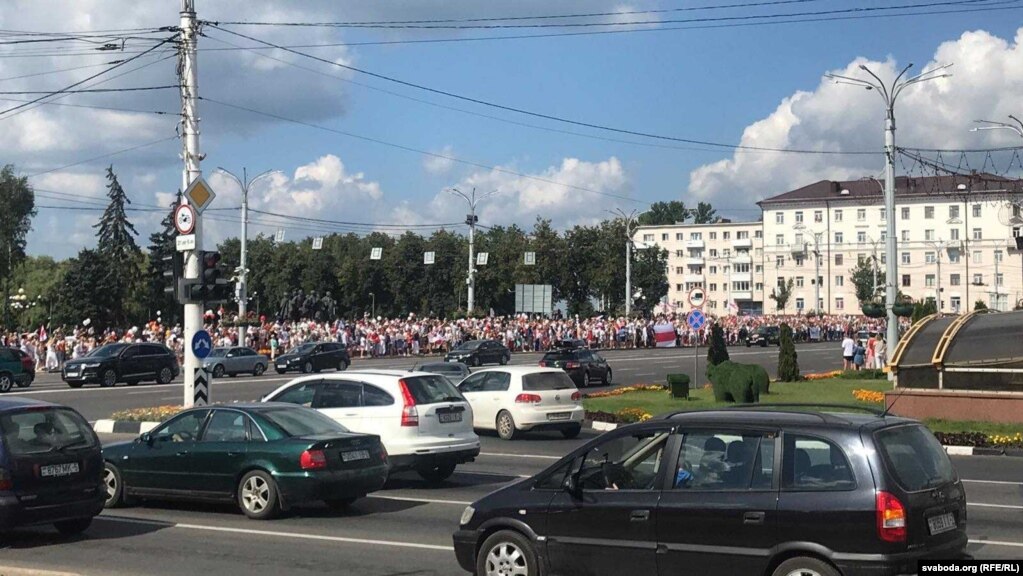 Menschen, die sich näherten, blockierten nicht die Straßen, sondern besetzten die Bürgersteige der Straßen Lenin und Kalinin in der belarussischen Hauptstadt.