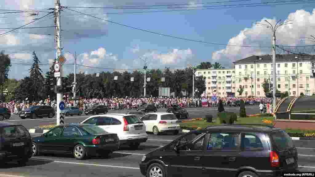Люди, які підходили, доріг не перекривали, та займали тротуари вулиць Леніна та Калініна білоруської столиці