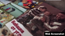 Дети Эмиля Джемаденова показывают фото с папой