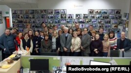 RFE/RL President Kevin Klose and BBG member Matthew Armstrong, with journalists and staff at RFE/RL's Kyiv Bureau (30 Jan 2014).