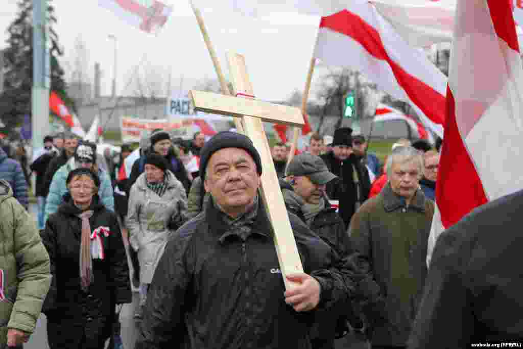 Актывіст Кансэрватыўна-хрысьціянскай партыі БНФ Валер Буйвал нясе крыж ў Курапаты