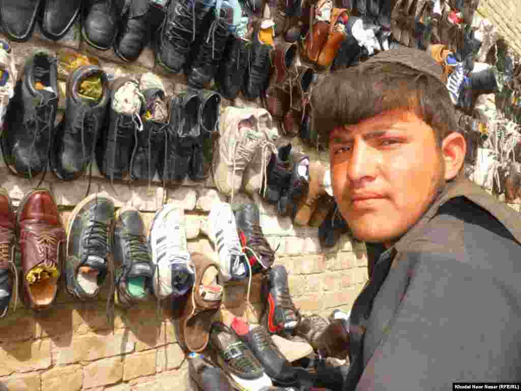 په چمن کې دا دوکاندار کارول شوي بوټان خرڅوي.