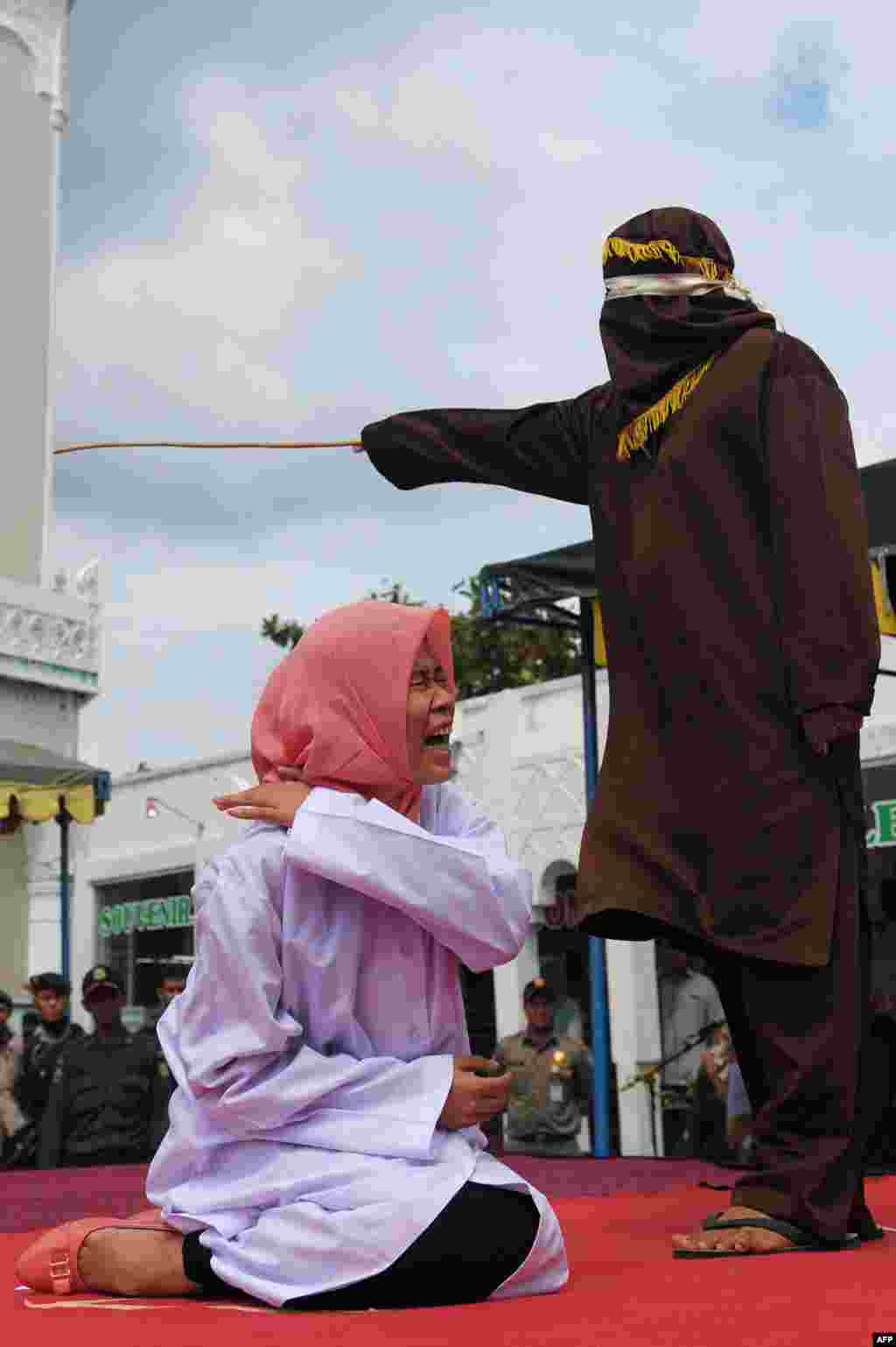 اجرای مجازات شلاق برای یک زن در ملاءعام