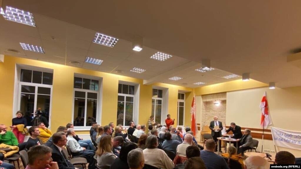 Івонка Сурвіла ўручае мэдалі