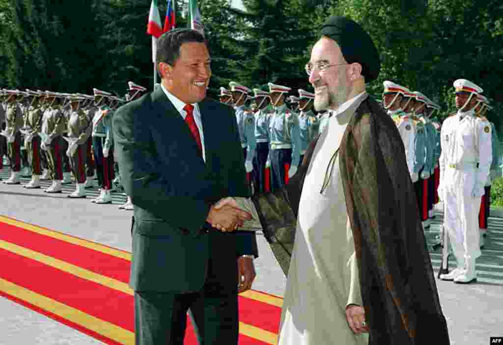 Иран президенти Мохаммад Хатами Уго Чавес менен Тегеранда көрүшүүдө, 2000