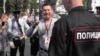 Организатор протестной акции в Пскове приковал себя к столбу