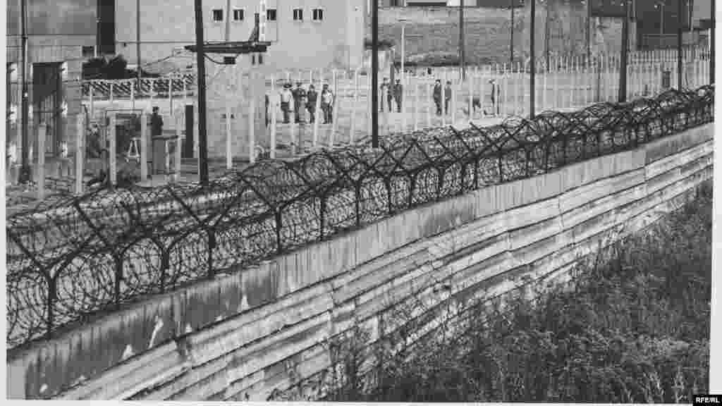 1962. augusztus 17-én a 18 éves Peter Fechtert a senki földjén, azaz Kelet- és Nyugat-Berlin között, szökés közben lőtték le.&nbsp;