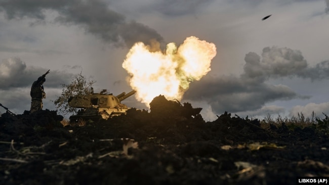 Украинские военные ведут огонь из самоходной артиллерийской установки по позициям армии России
