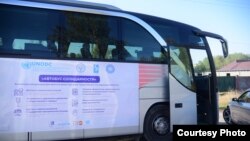 В жилмассивах Бишкека стартовала акция «Автобус солидарности».