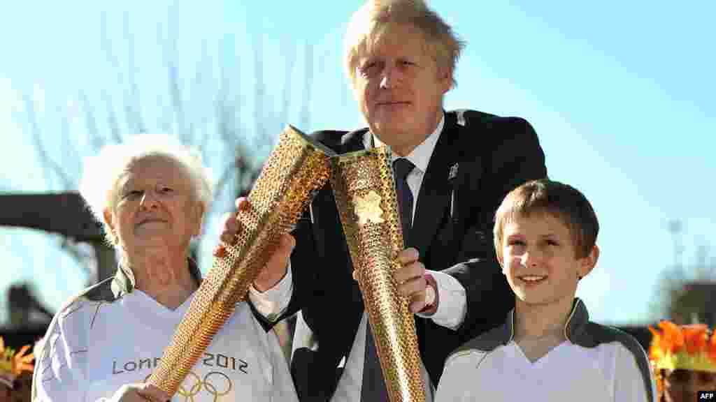 Najmlađi i najstariji nocioci plamena, Dominic John MacGowan (11) i Dinah Gould (99), foto: AFP / Ben Stansall