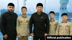 Глава Чечни Рамзан Кадыров (в центре), а также слева направо - Хамзат Кадыров, Ахмад (Ахмат) Кадыров, Эли (Али, Зелимхан) Кадыров и Адам Кадыров.