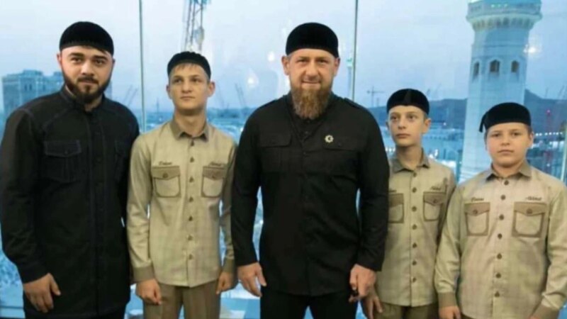 В Чечне сын Кадырова выиграл в турнире по боксу. Ему присудили победу сразу после того, как его начал бить соперник