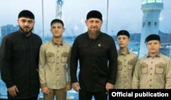 Lider Čečenije Ramzan Kadirov (u sredini), a s lijeva na desno njegov nećak Hamzat Kadirov, stariji i mlađi sinovi: Ahmad Kadirov, Ali (punog imena Zelimhan) Kadirov i Adam Kadirov