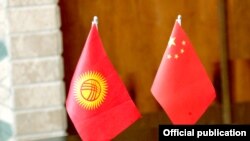 Флаг Кыргызстана и Китая.