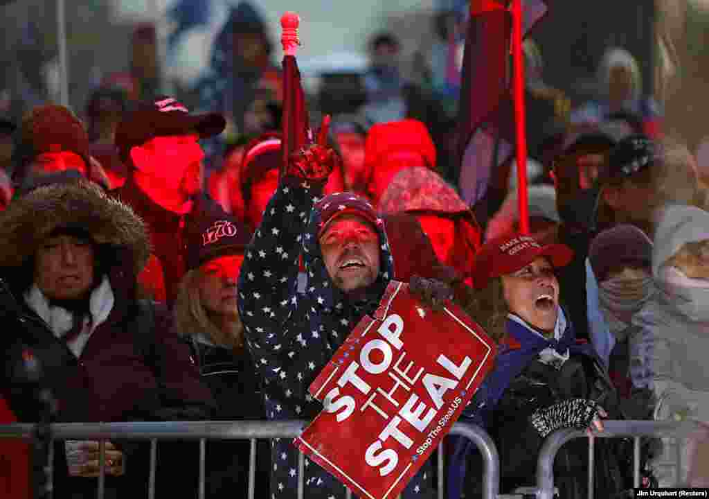 Поддржувачите на американскиот претседател Доналд Трамп се собираат на митинг на Фридом Плаза за време на протестите во Вашингтон, САД, 5 јануари 2021 година.&nbsp;