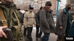 Сепаратисты ведут пленных украинских военных по улицам Донецка. 22 января 2015 года. 