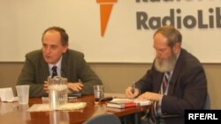 Edward Lucas and moderator David Shipler