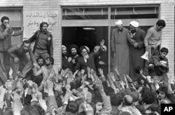 آیت‌الله خمینی در حلقه روحانیون و هوادارانش در تهران/ ۱۳۵۷