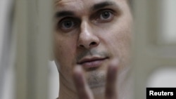 Олег Сенцов у залі суду. У серпні 2015 року його визнали винним у «терористичній діяльності» і засудили до 20 років колонії