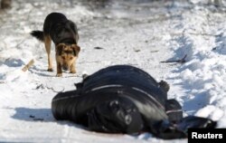 Un cadavru în Donețk, în urma unui bombardament.