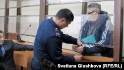 С пастора Бахтжана Кашкумбаева снимают наручники в зале судебного заседания. Астана, 22 января 2014 года.