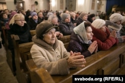 Верніцы моляцца ў менскім архікатэдральным касьцёле на плошчы Свабоды. Архіўнае фота