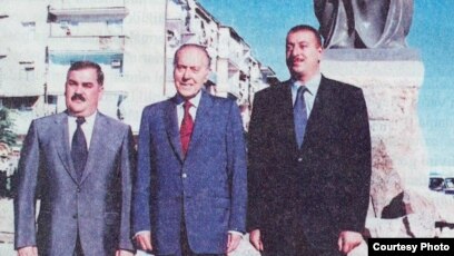 Vasif Talıbov (sol), keçmiş prezident Heydər Aliyev və indiki prezident, oğul İlham Əliyev, arxiv foto