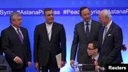 Солдан оңға қарай - Ресей президентінің арнайы өкілі Александр Лаврентьев, Иран сыртқы істер министрінің орынбасары Хосейн Джабери Ансари, Қазақстан сыртқы істер министрі Қайрат Абдрахманов және БҰҰ-ның Сирия бойынша арнайы өкілі Стаффан де Мистура Астанада бұған дейін өткен Сирия бейбіт келіссөзінде. 4 мамыр 2017 жыл. 