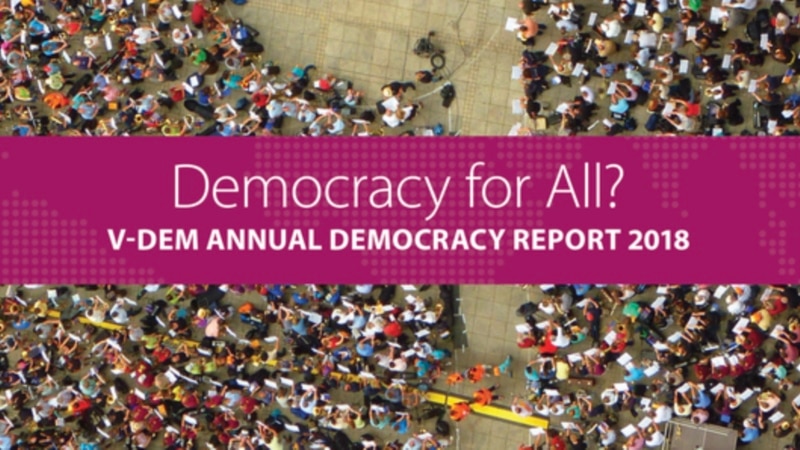 O treime din populația lumii trăiește în țări cu democrație în declin