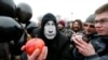 Участник протеста в Санкт-Петербурге в маске Путина 8 марта 2014 года