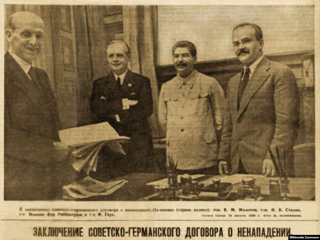 Молотов-Рибентроп пактына кол коюу учуру. 1939-жыл.